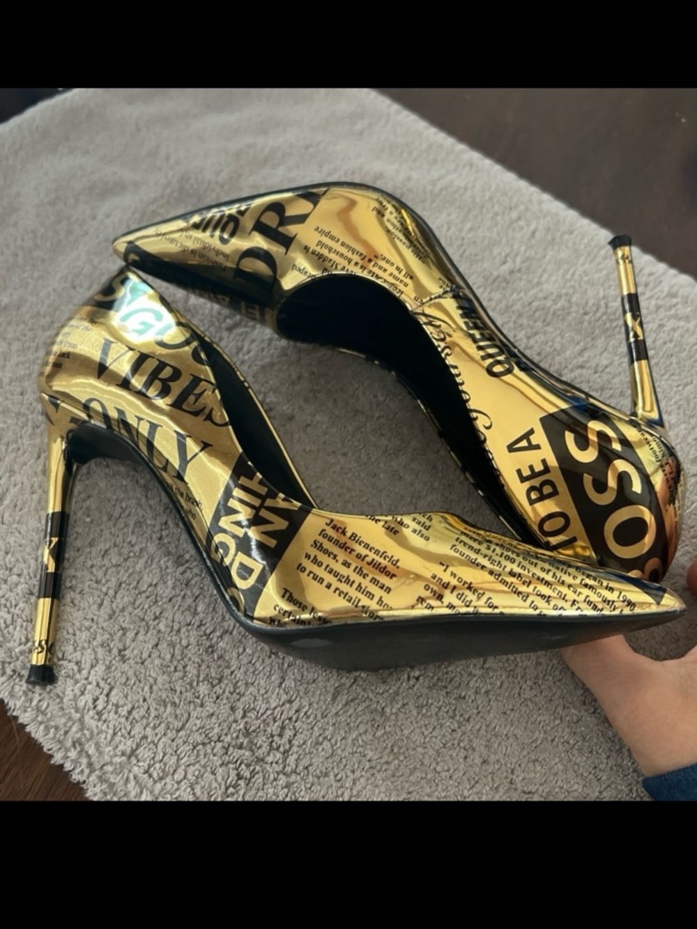 STEVE MADDEN VALA POINTED TOE PUMPS//METALLIC GOLD & BLACK NEWSPAPER PRINT/SZ 7 - Picture 2 of 11